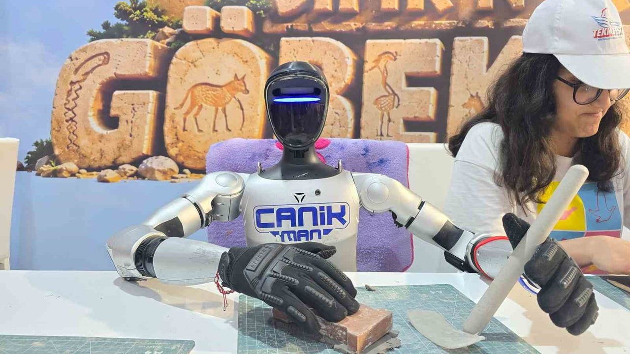 TÜRKİYE'NİN NÜFUSA KAYDEDİLEN İLK İNSANSI ROBOTU CANİKMAN, SEVİMLİ DİYALOGLARI VE DANSLARIYLA ÜLKE...