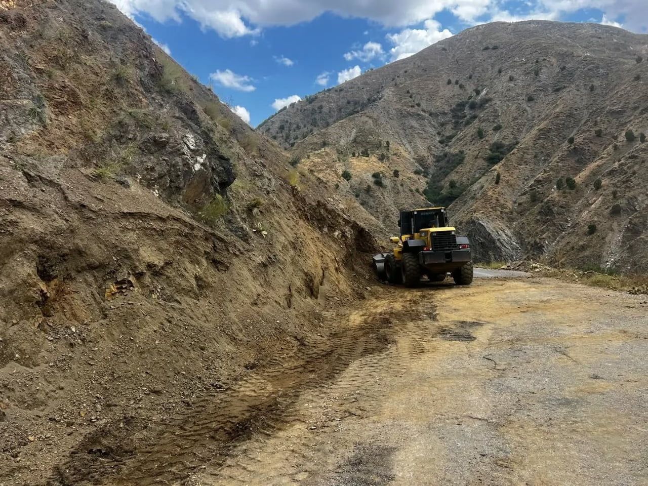 ADIYAMAN’IN ÇELİKHAN İLÇESİNE BAĞLI KORUCAK KÖYÜNDE YOL BAKIM VE ONARIM ÇALIŞMALARI DEVAM...