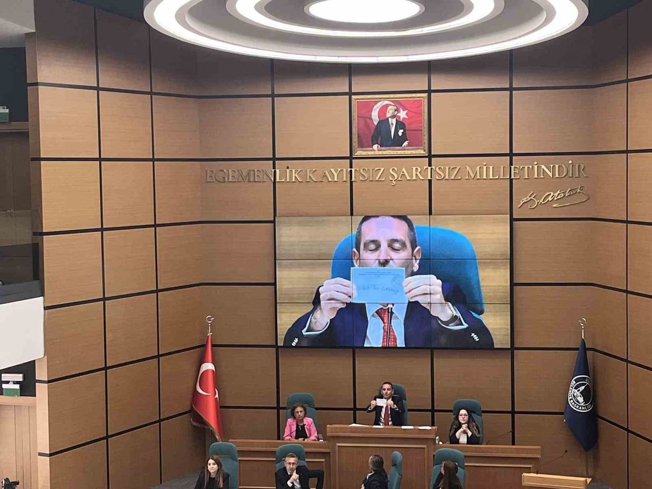 ÜSKÜDAR BELEDİYESİ BAŞKAN VEKİLİ SEÇİMİNİN İLK TUR OYLAMASI TAMAMLANDI. BELEDİYE MECLİSİ’NDE...