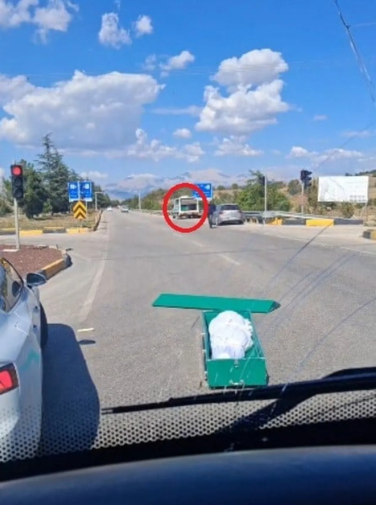 ISPARTA'DA CENAZE NAKİL ARACINDA BULUNAN TABUTLARDAN BİRİ, ARACIN TRAFİK IŞIKLARINDA DURMASININ...
