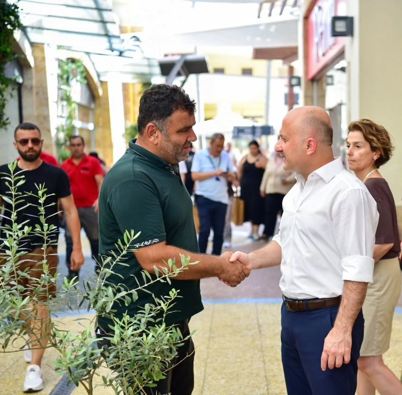 AYDIN VALİSİ DR. OSMAN VAROL, ZİYARET ETTİĞİ ALIŞVERİŞ MERKEZİNDE VATANDAŞLAR VE ESNAFLA SOHBET...