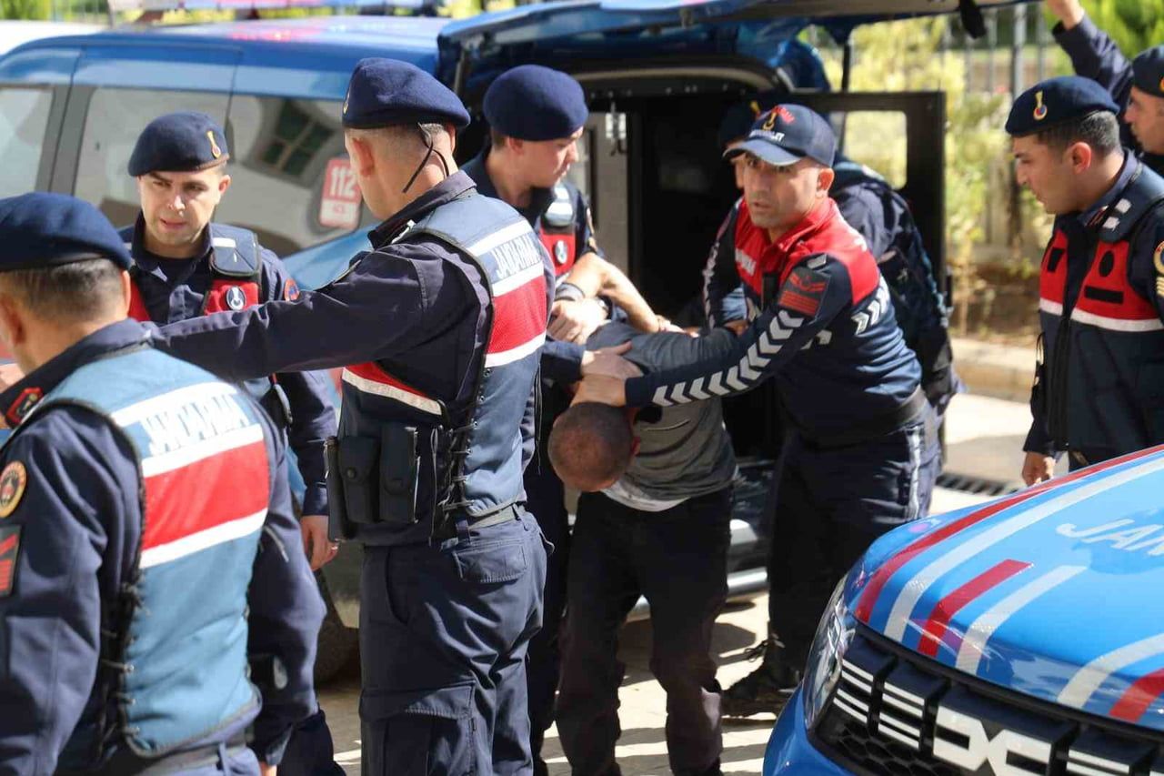 ADANA’NIN KOZAN İLÇESİNDE 22 YAŞINDAKİ GENÇ KIZI AİLESİNİN YANINDA PİKNİKTE POMPALI TÜFEKLE...