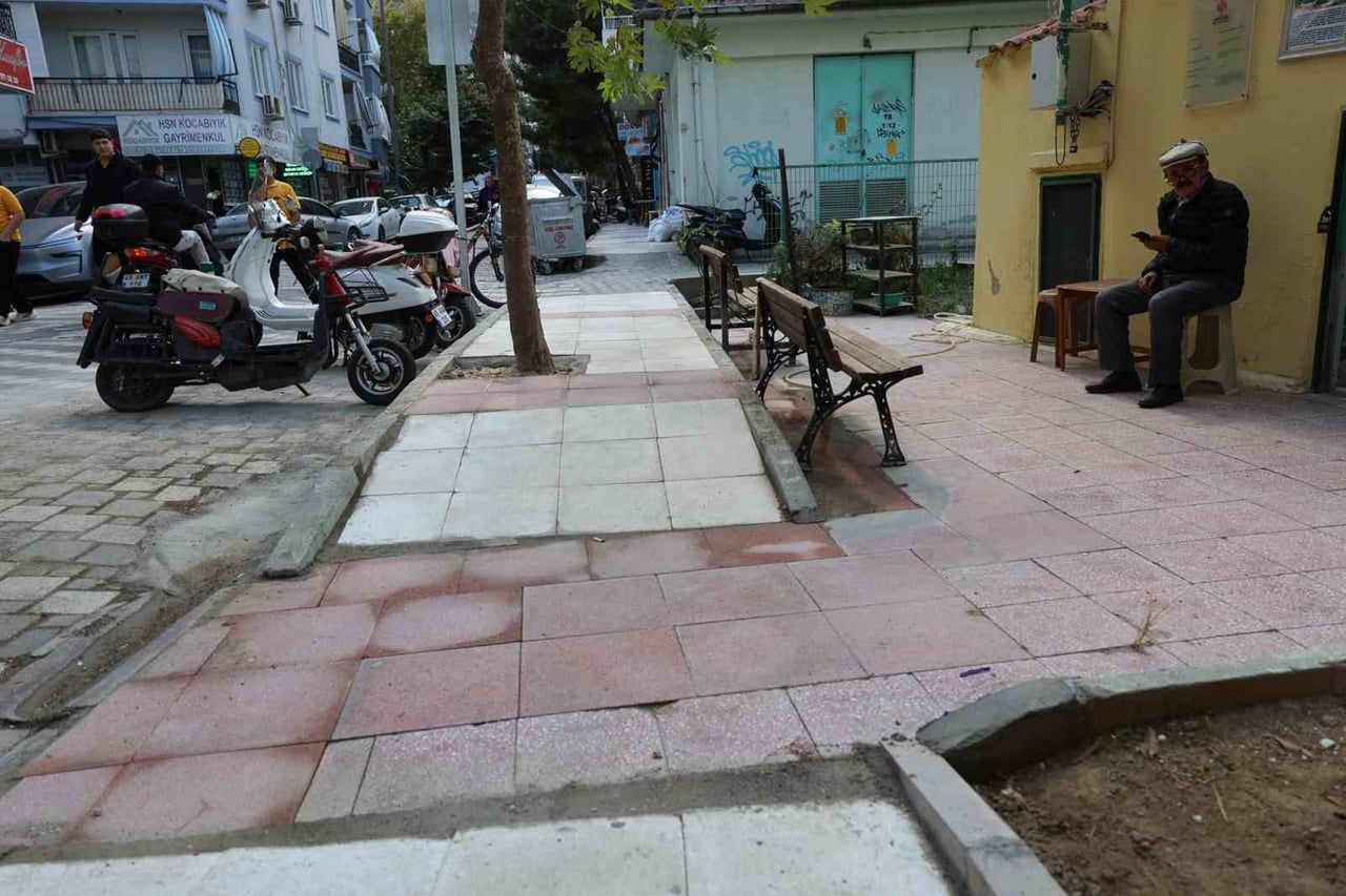 MANİSA’NIN ŞEHZADELER İLÇESİNDE BULUNAN TARİHİ ŞEYH AHMET DEDE TÜRBESİ’NİN ÖNÜNDEN GEÇEN VE...