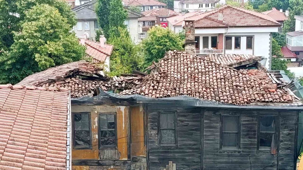 BARTIN ŞEHİR MERKEZİNDE BULUNAN TARİHİ BİNANIN ÇATISINDA YAĞIŞ SONRASI ÇÖKME YAŞANDI.