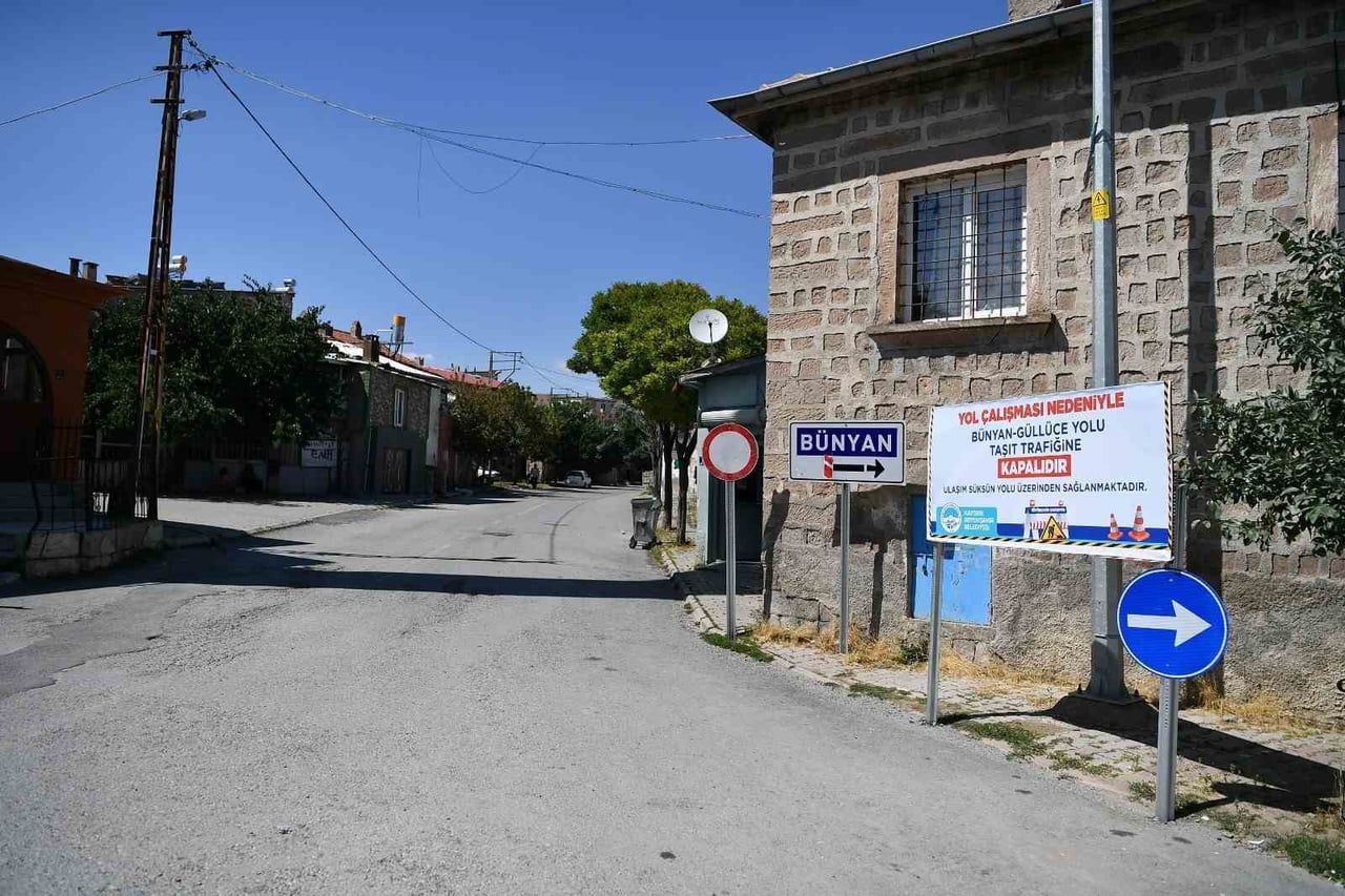 KAYSERİ BÜYÜKŞEHİR BELEDİYESİ; İLÇELERDE VE KIRSAL MAHALLELERDE ULAŞIM ALTYAPISINI GÜÇLENDİREN...