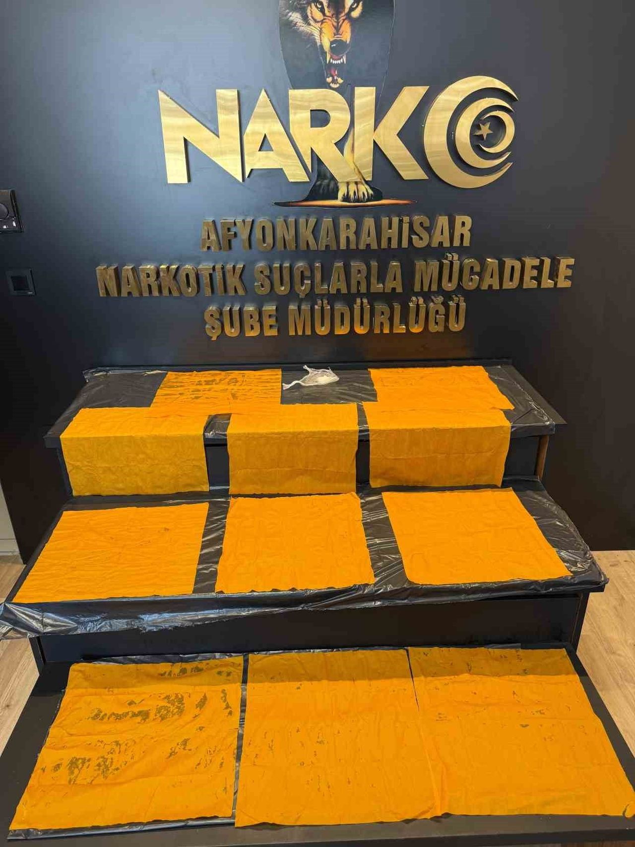 AFYONKARAHİSAR’DA POLİS EKİPLERİ TARAFINDAN DURDURULAN OTOMOBİLDE YAPILAN ARAMADA 17 BİN 600...