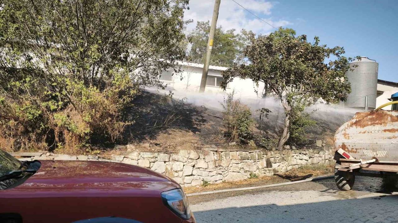 BOLU'NUN MUDURNU İLÇESİNDE, TAVUK KÜMESLERİNİN ÇEVRESİNDE ÇIKAN OT YANGINI İTFAİYE, ORMAN EKİPLERİ...