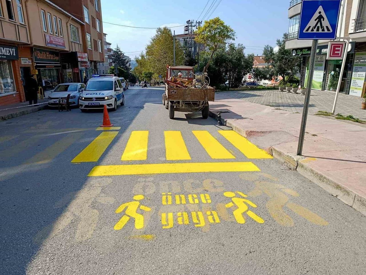 SİNOP’TA YAYA GÜVENLİĞİNİ ARTIRMAK VE TRAFİK AKIŞINI DÜZENLEMEK AMACIYLA OKUL ÇEVRELERİ İLE KENT...