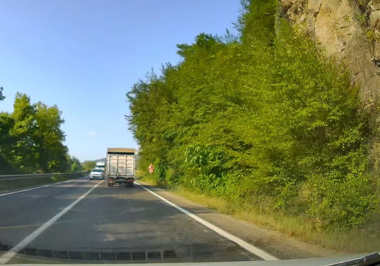 KARABÜK-YENİCE KARA YOLUNDA HATALI SOLLAMA YAPAN OTOMOBİLİN KARŞI YÖNDEN GELEN KAMYONLA KAFA...
