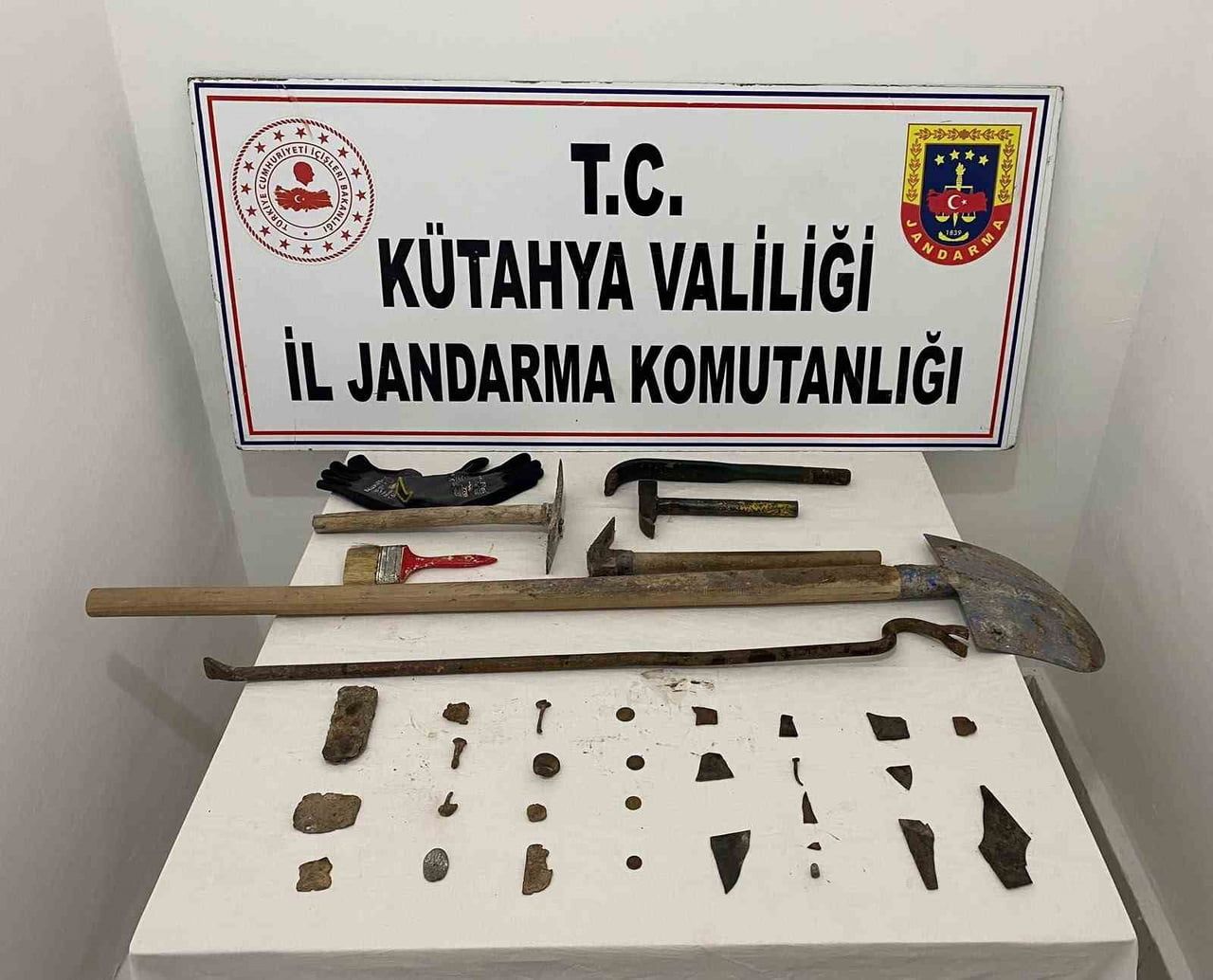 KÜTAHYA’DA ANADOLU MİRASI OPERASYONU: TARİHİ ESERLER ELE GEÇİRİLDİ
