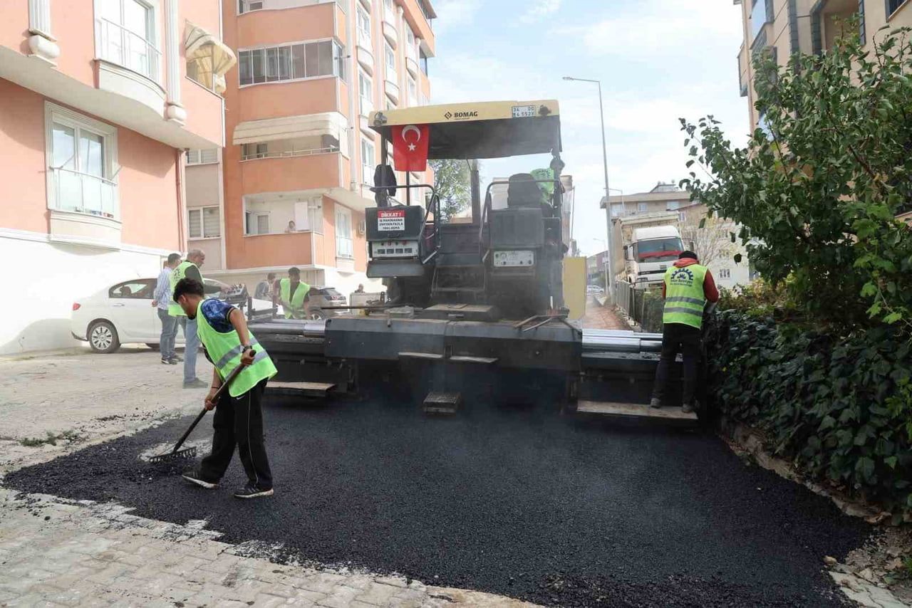 GEBZE BELEDİYESİ EKİPLERİ, İLÇE GENELİNDE ASFALT YAMA, YOL TADİLATI VE PARKE DÖŞEME ÇALIŞMALARINI...