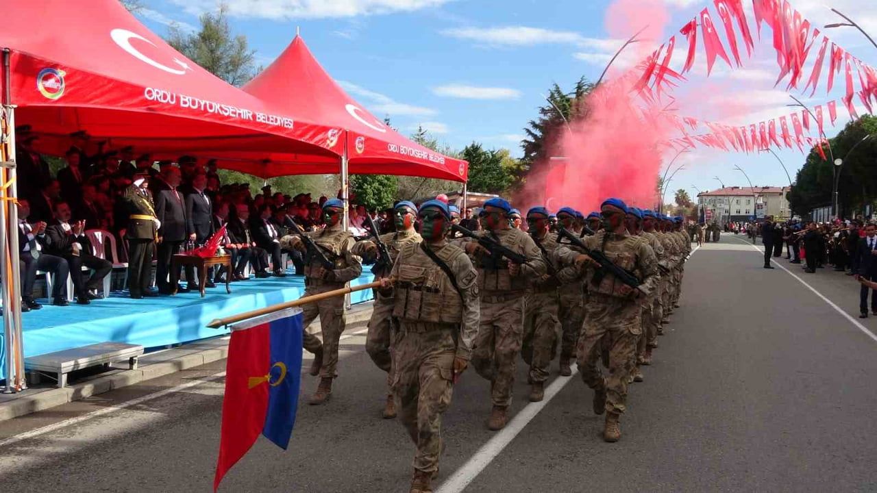 JANDARMA EKİPLERİNİN TÖREN GEÇİŞİ