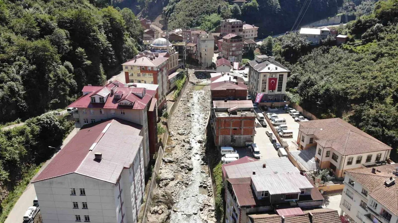 DOĞU KARADENİZ’DE DERE YATAKLARINDAKİ YAPILAŞMA TEHLİKESİ, SEL VE TAŞKINLARLA DEFALARCA GÜNDEME...