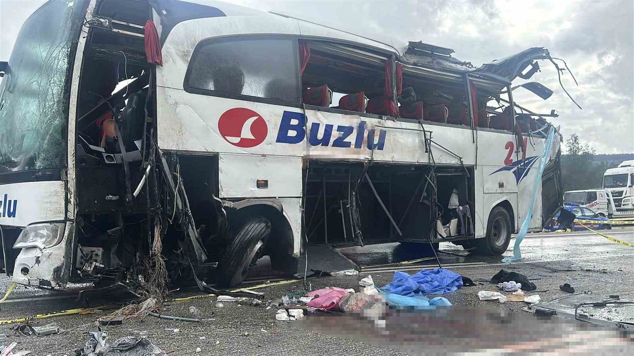 BURDUR’UN AĞLASUN İLÇESİNDE BUZLU FİRMASINA AİT YOLCU OTOBÜSÜNÜN DEVRİLMESİ SONUCU MEYDANA GELEN...