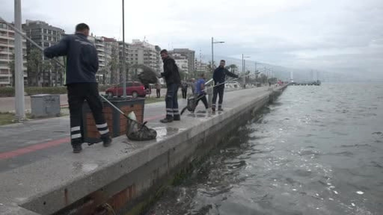 Körfez’de yağmur sonrası yüzey temizliği