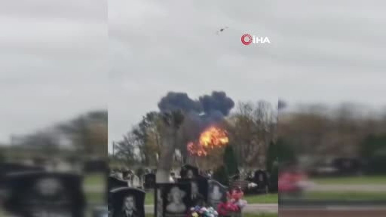 Rusya’da eğitim uçuşu sırasında Su-30SM tipi savaş uçağı düştü. Uçaktaki 2 pilot kendini...