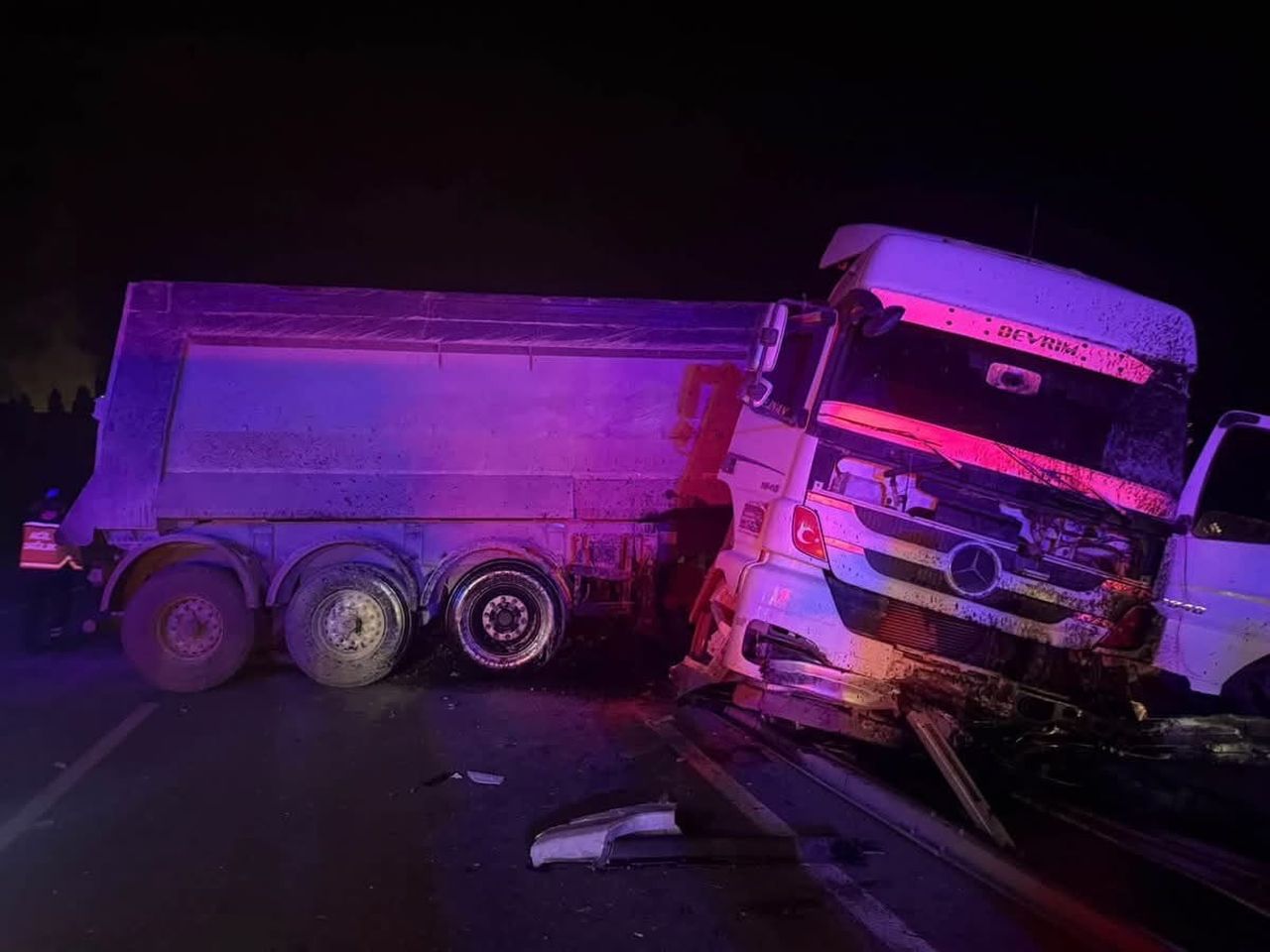 MUĞLA’NIN YATAĞAN İLÇESİNDE MEYDANA GELEN TRAFİK KAZASINDA KONTROLDEN ÇIKAN TIR, ORTA BARİYERLERİ...