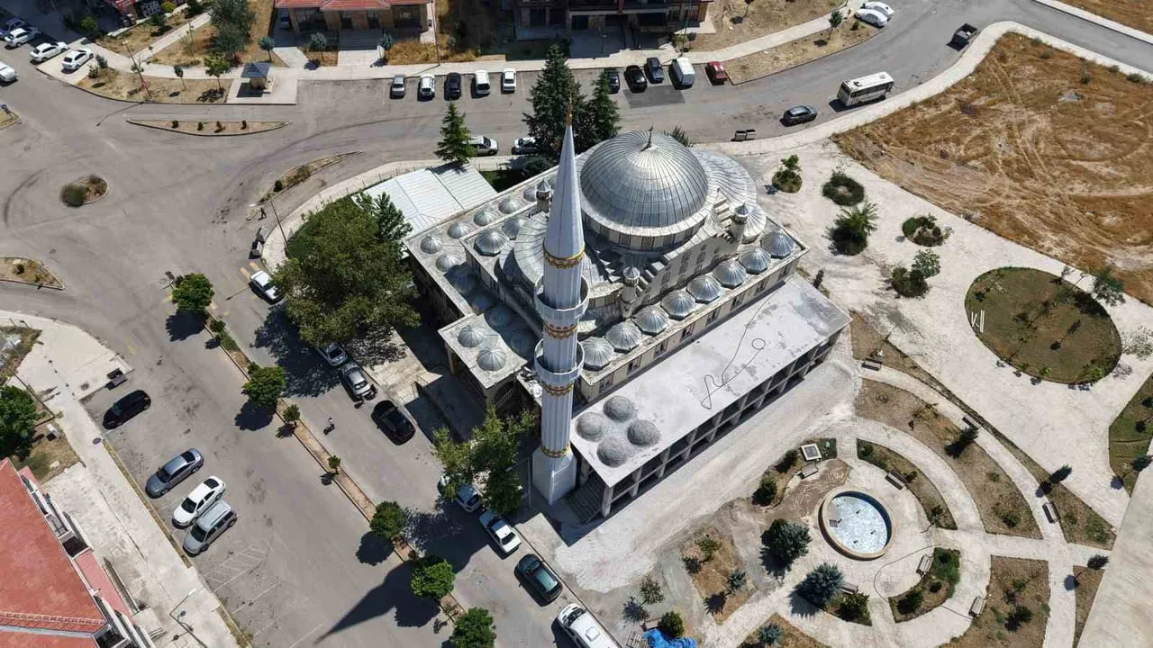 ELAZIĞ’DA YILDIRIMIN İSABET ETTİĞİ CAMİ MİNARESİ 4 AY İÇERİSİNDE YENİDEN YAPILDI