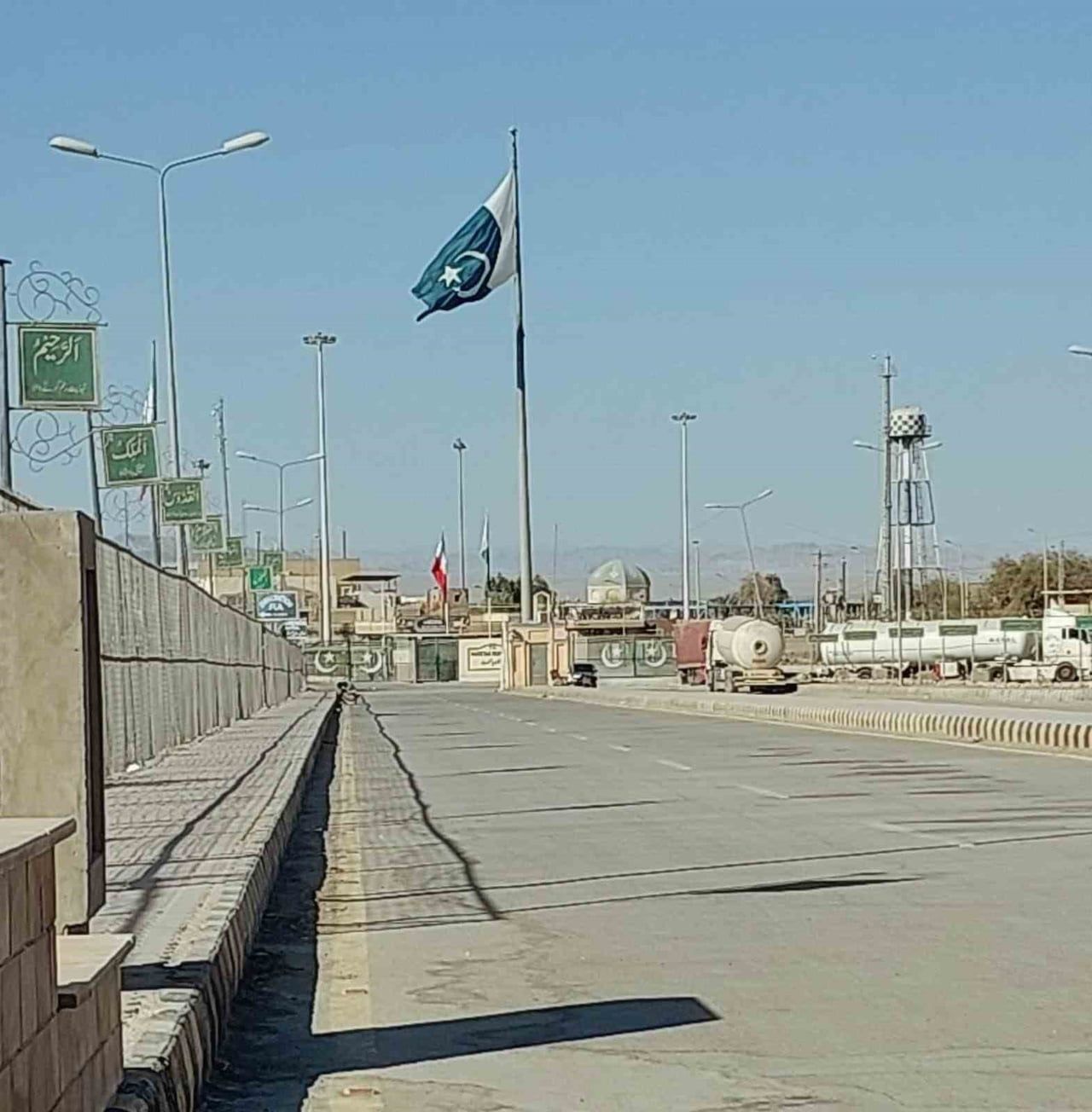 PAKİSTAN, GÜVENLİK GEREKÇESİYLE İRAN İLE 2 OLAN SINIR KAPISINDA TİCARETİ DURDURDU
