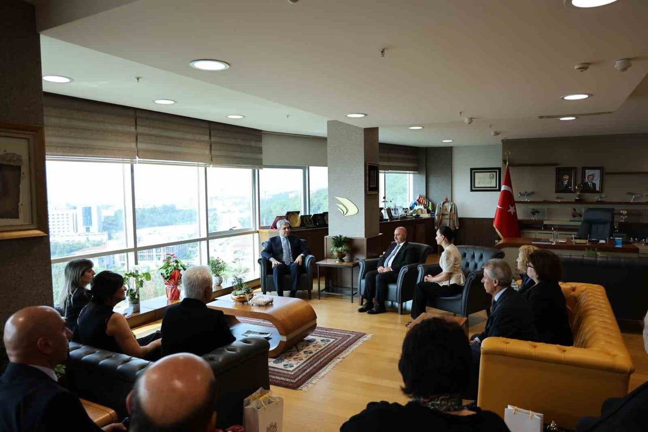 GÜRCİSTAN’IN ANKARA BÜYÜKELÇİSİ ARCHİL KALANDİA VE BERABERİNDEKİ HEYET, DÜZCE ÜNİVERSİTESİ REKTÖRÜ...