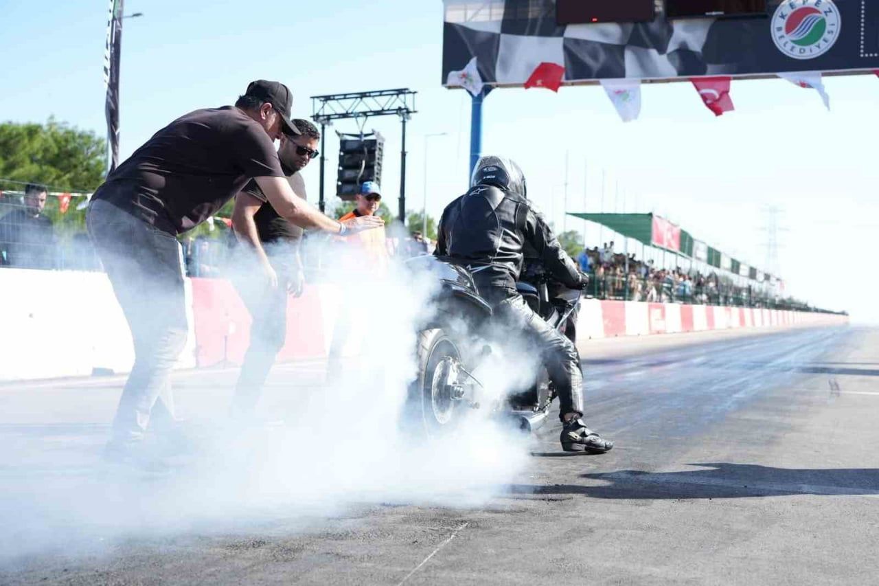 KEPEZ BELEDİYESİ EV SAHİPLİĞİNDE DÜZENLENEN TÜRKİYE MOTODRAG ŞAMPİYONASI’NIN 4. AYAK YARIŞLARINDA...