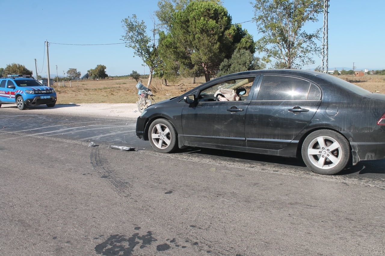 BALIKESİR'İN MANYAS İLÇESİNDE OTOMOBİLİN PLAKASIZ MOTOSİKLETE ÇARPMASI SONUCU MEYDANA GELEN TRAFİK...