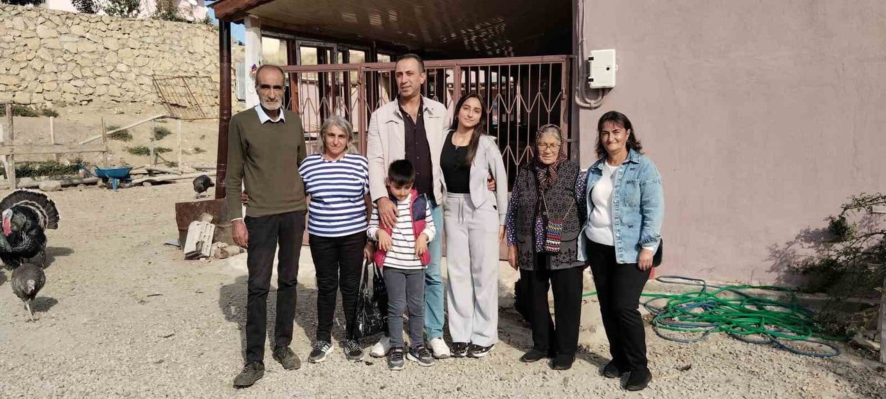 TANJA AUMER’İ KAHVALTIYA DAVET EDEN MUHTAR DURGUN, KÖYDEKİ EVİNE GÖTÜREREK BİR SÜRE ALMAN GEZGİN...