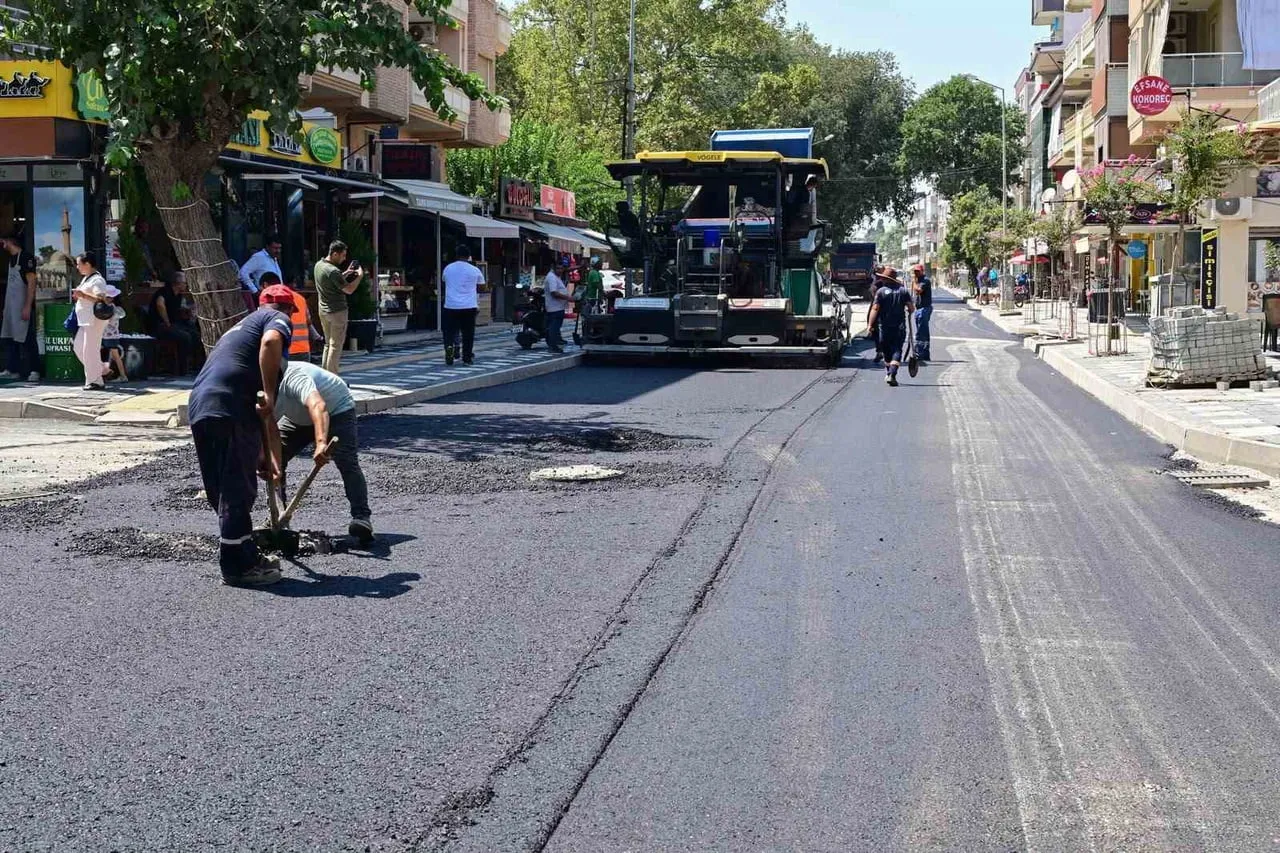 MANİSA BÜYÜKŞEHİR BELEDİYE BAŞKANI BESİM DUTLULU, SALİHLİ İLÇESİ ŞÜHEDA CADDESİ’NDE DEVAM EDEN...