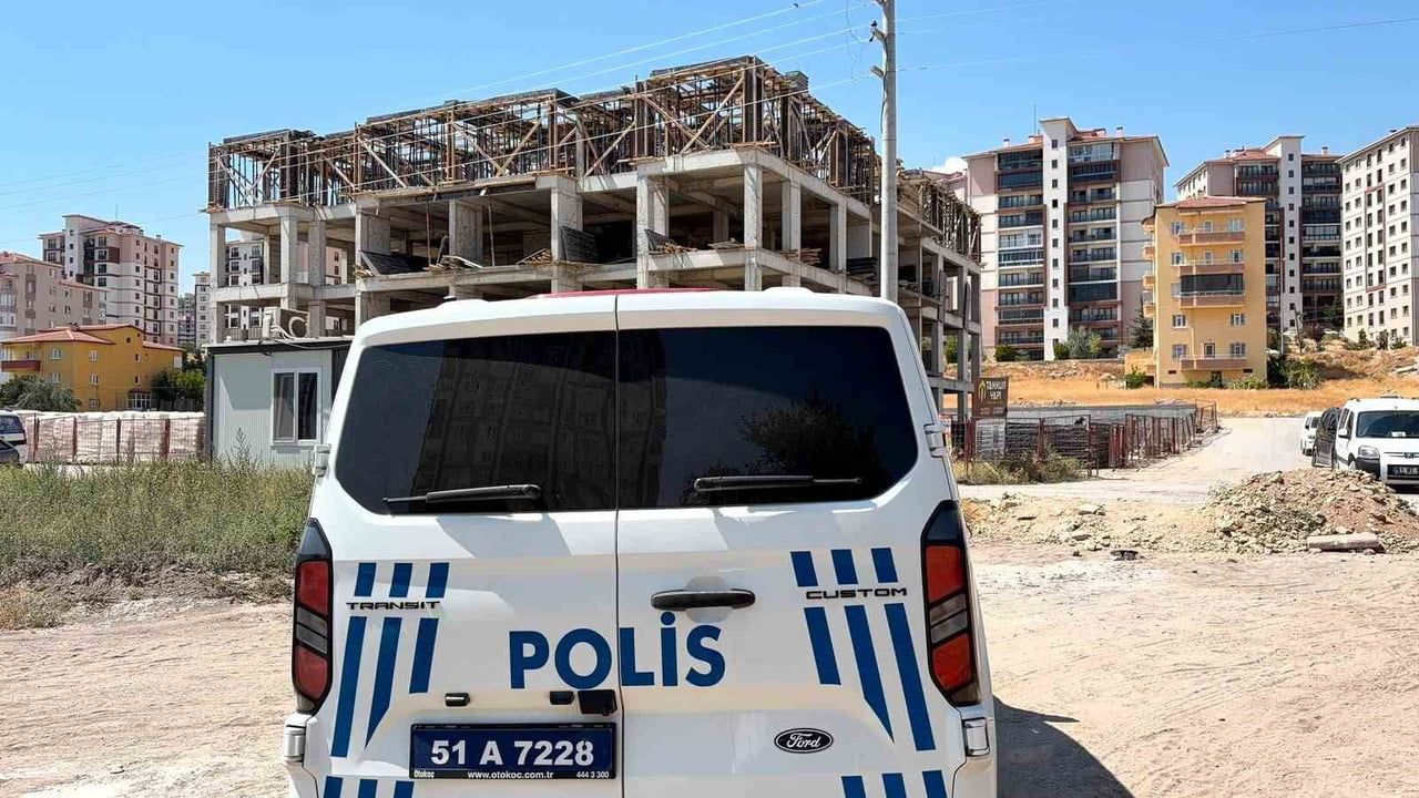 NİĞDE’DE ÇALIŞTIĞI İNŞAATTA YAKLAŞIK 2,5 METRE YÜKSEKLİKTEN DÜŞEN 40 YAŞINDAKİ İŞÇİ...