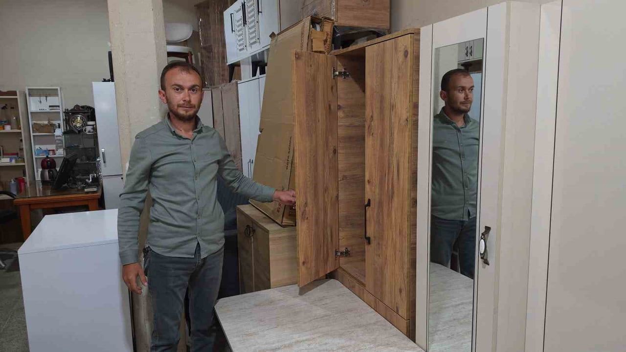İKİNCİ EL VE SPOT EŞYA SATICILARININ YOĞUN OLARAK BULUNDUĞU KÖPRÜ SOKAK'TA ESNAFLIK YAPAN FERİDUN...