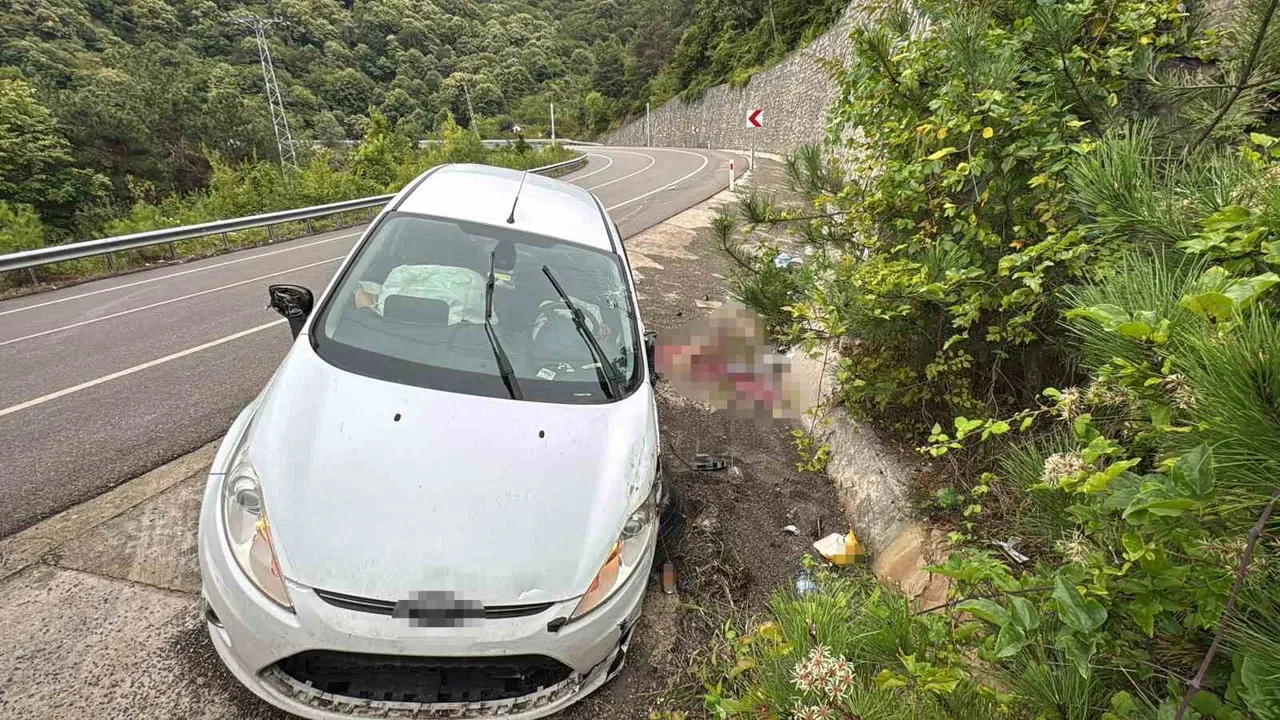 BARTIN'IN AMASRA İLÇESİNDE SEYİR HALİNDEYKEN KONTROLDEN ÇIKAN OTOMOBİLİN DEVRİLMESİ SONUCUNDA 1'İ...