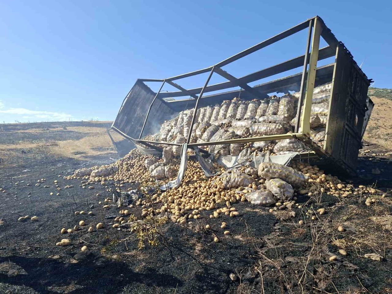 AFYONKARAHİSAR’DA PATATES YÜKLÜ KAMYONUN BALATALARININ AŞIRI ISINMASI SONUCU ÇIKAN YANGINDA ARAÇ...
