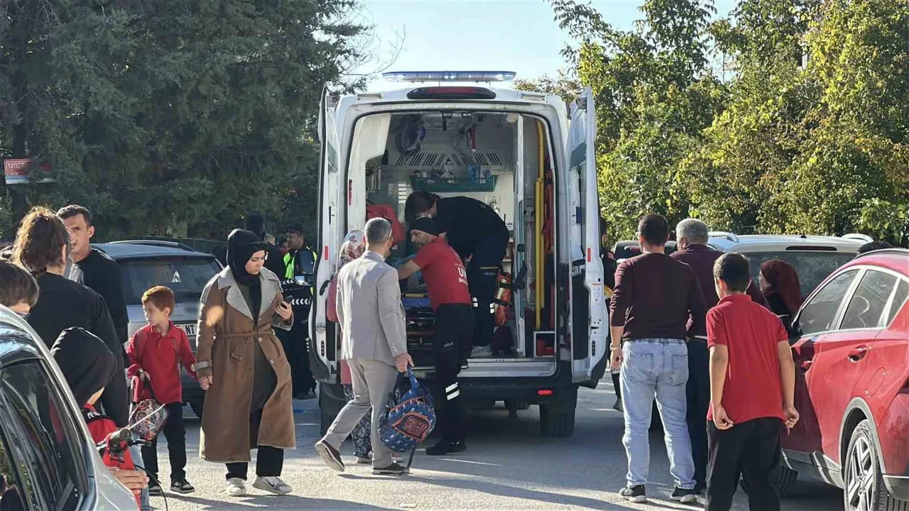 BURDUR’DA OKULDAN ÇIKAN 8 YAŞINDAKİ ÇOCUK, OTOMOBİLİN ÇARPMASI SONUCU YARALANDI.