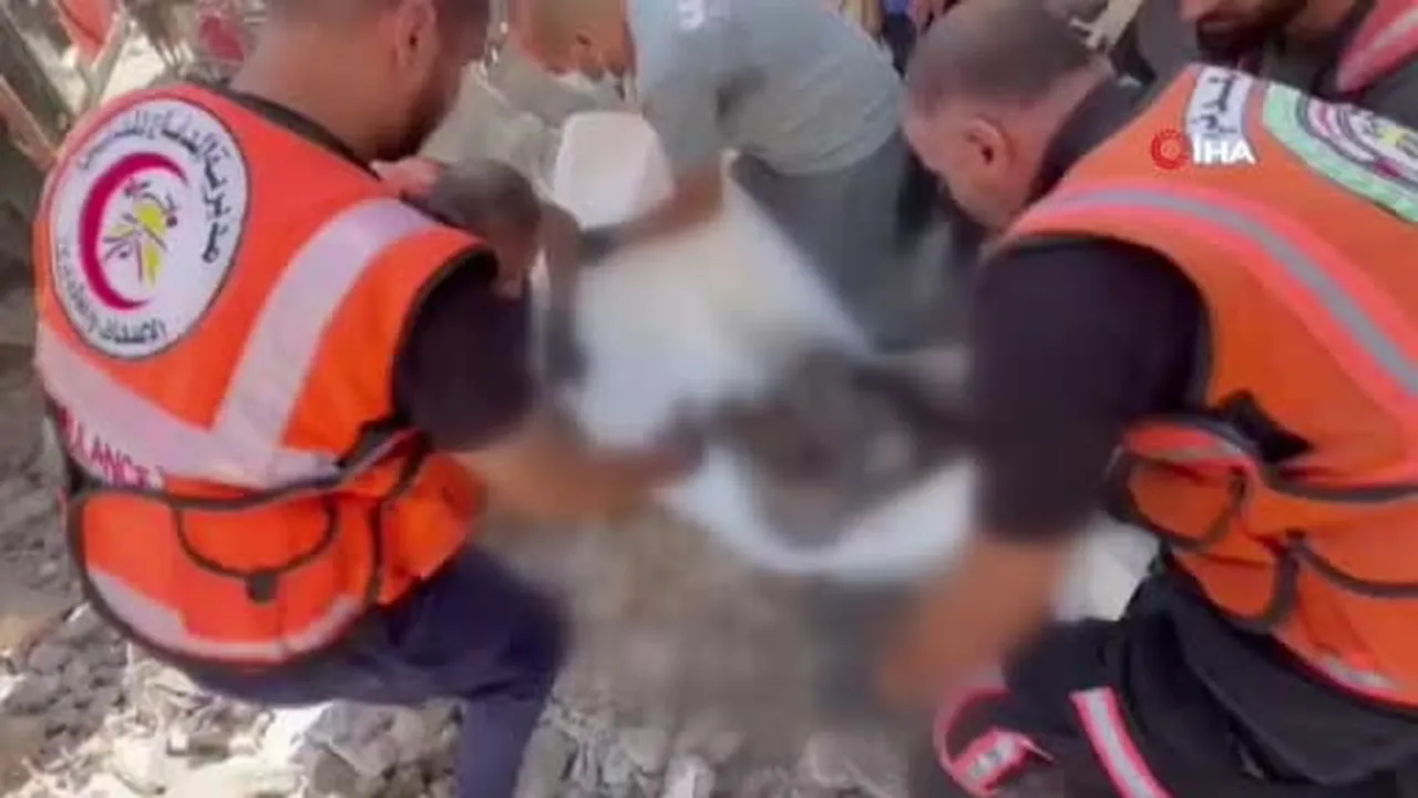 Gazze Sivil Savunması, Gazze şehrinin kuzeyindeki Al-Daraj bölgesinde İsrail saldırılarıyla...