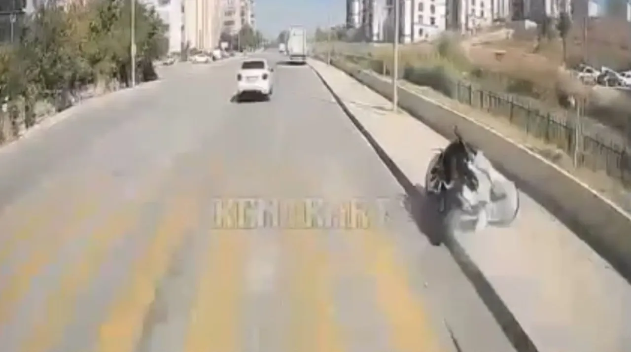 MOTOSİKLET SÜRÜCÜSÜNÜN FECİ KAZASI KAMERADA