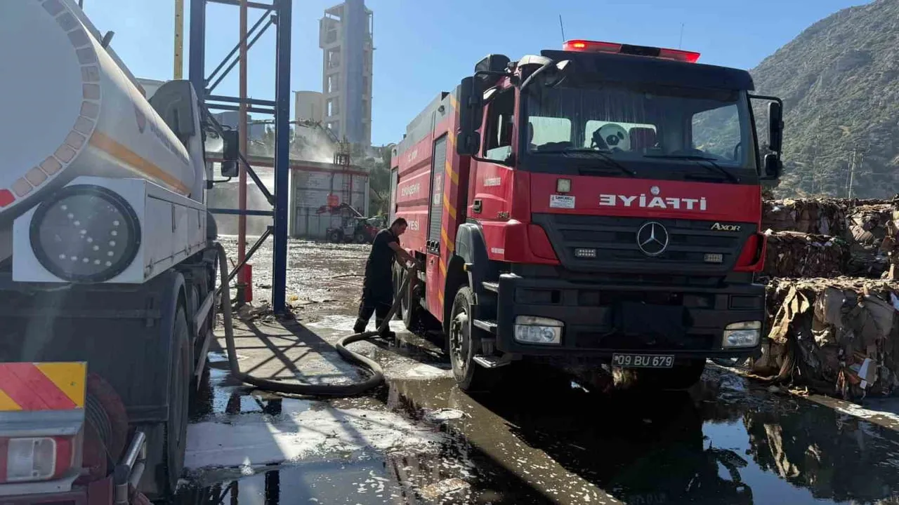 SÖKE’DEKİ KAĞIT FABRİKASI YANGININA İTFAİYEDEN HIZLI MÜDAHALE