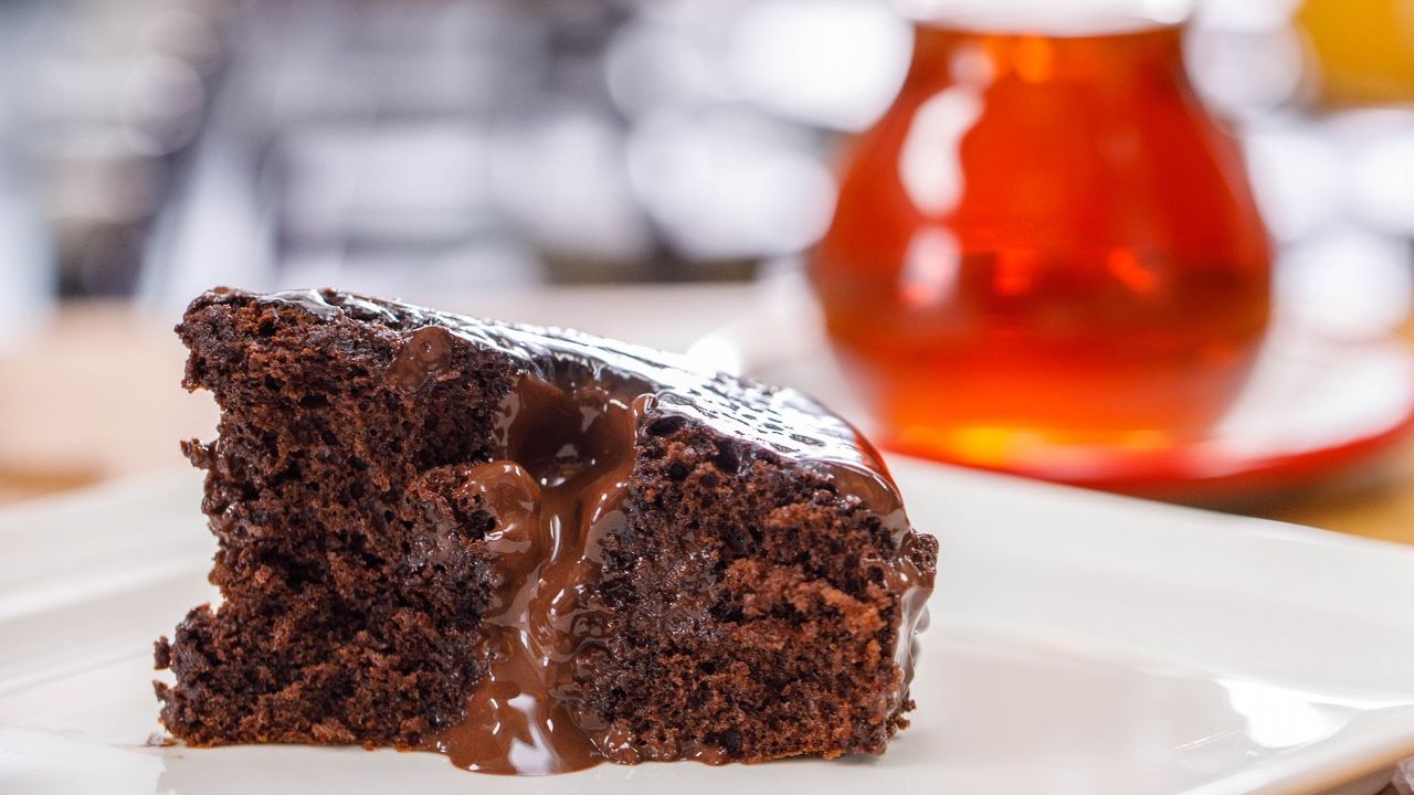 Browni tadında ıslak kek yapmak istiyorsanız bu tarifi muhakkak deneyin! İçi kesinlikle kuru kalmayacak