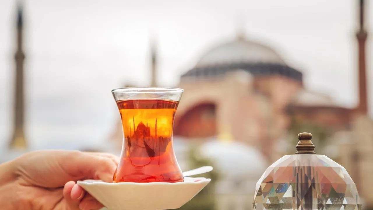 Bu tekniği sadece Karadenizliler biliyor! Çay demlerken içine 1 kaşık atınca tüm acısını alıp götürüyor