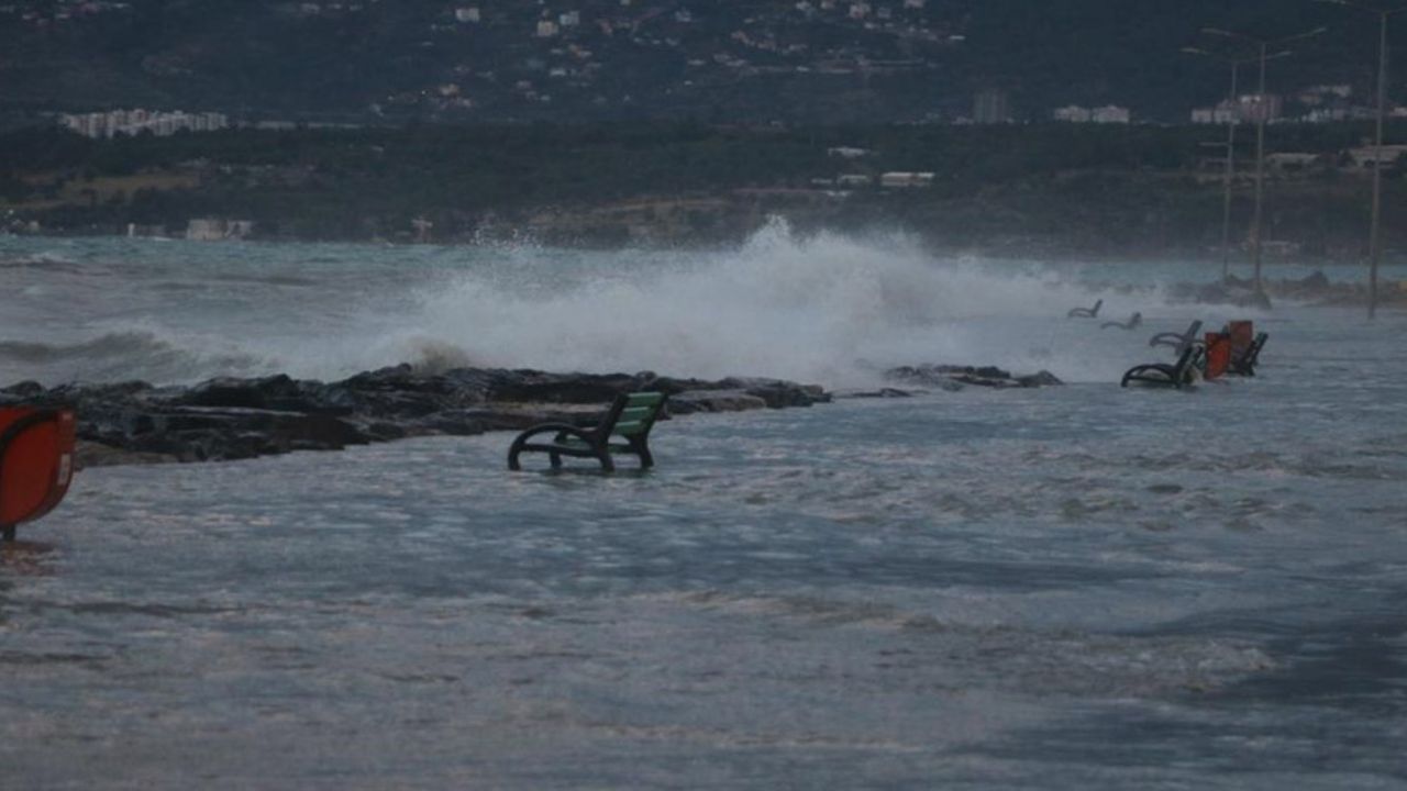 Fırtına Hatay'ı Vurdu: İskenderun Körfezi'nde Deniz ile Kara Birleşti!