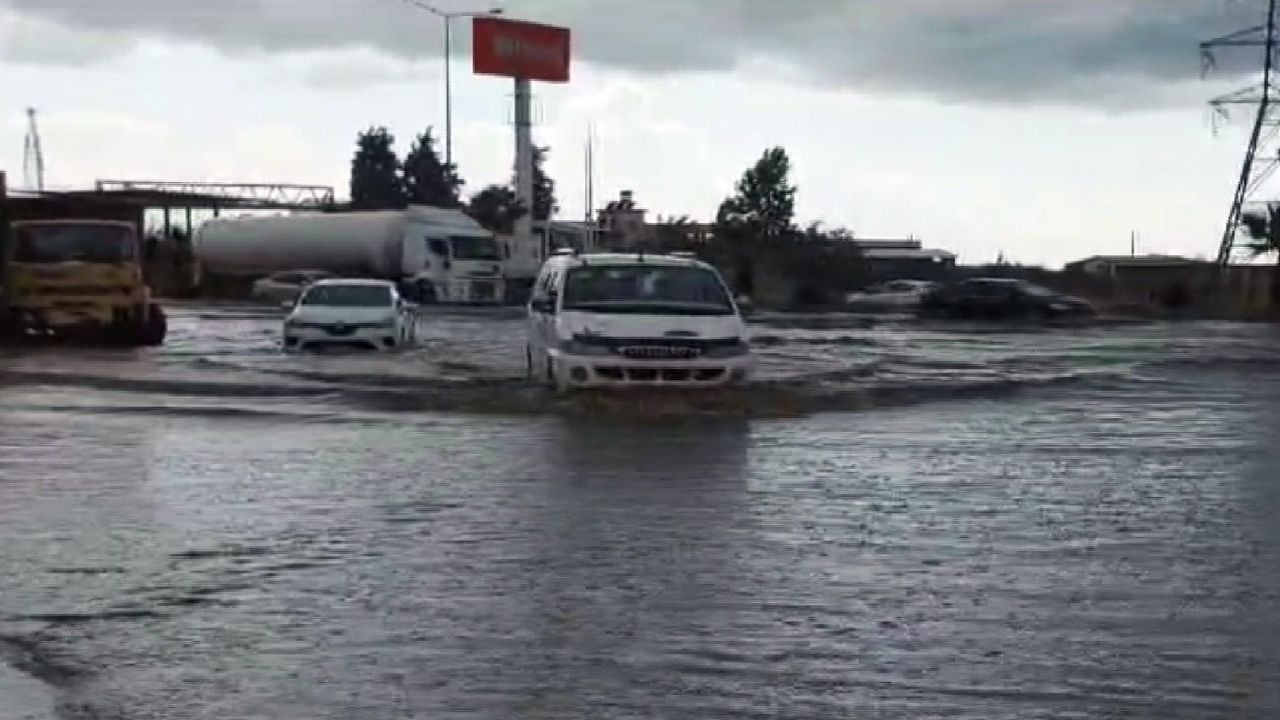 Göle Dönen Yolda Mahsur Kaldılar: 38 Kişi İtfaiye Ekiplerinin Yardımı ile Kurtarıldı!