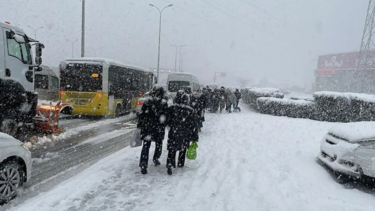 İstanbul'a 7 yıl sonra Kasım'da kar yağdı