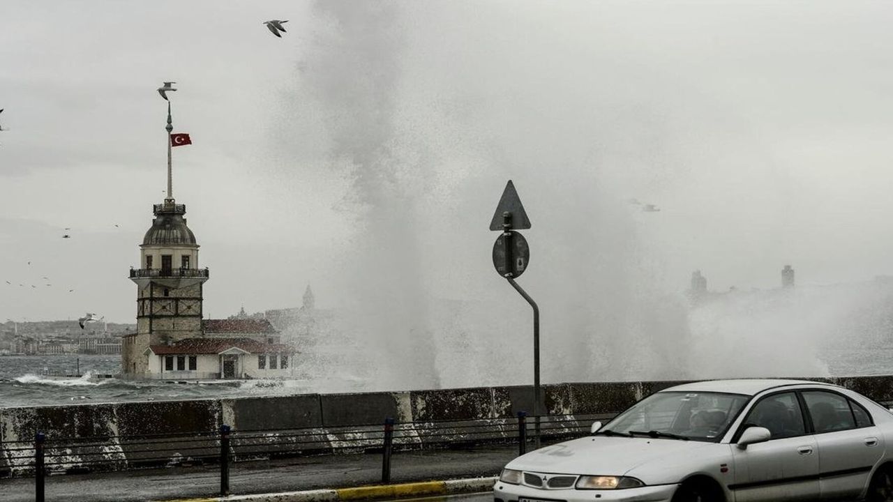İstanbul'da Lodos Esareti: Megakenti Fırtına Vurdu!