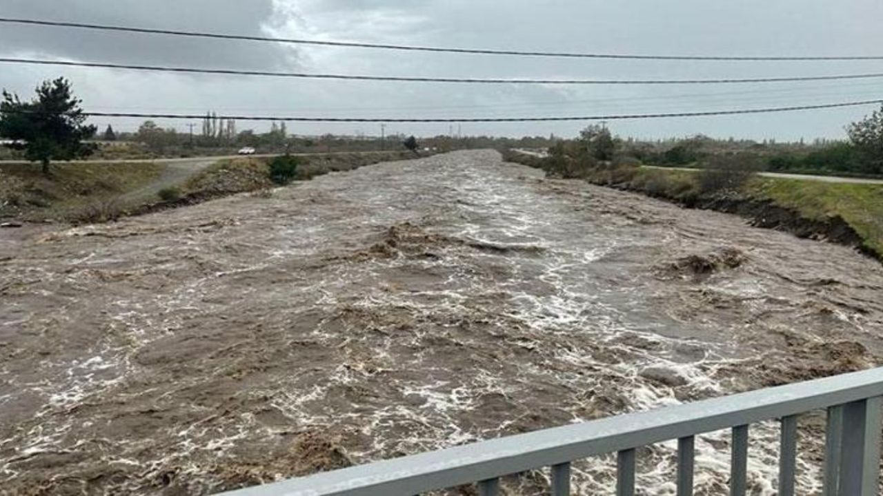 Sağanak Yağış Balıkesir'i Vurdu: Ev ve İş yerlerini Su Bastı 11 Kişi Mahsur Kaldı!