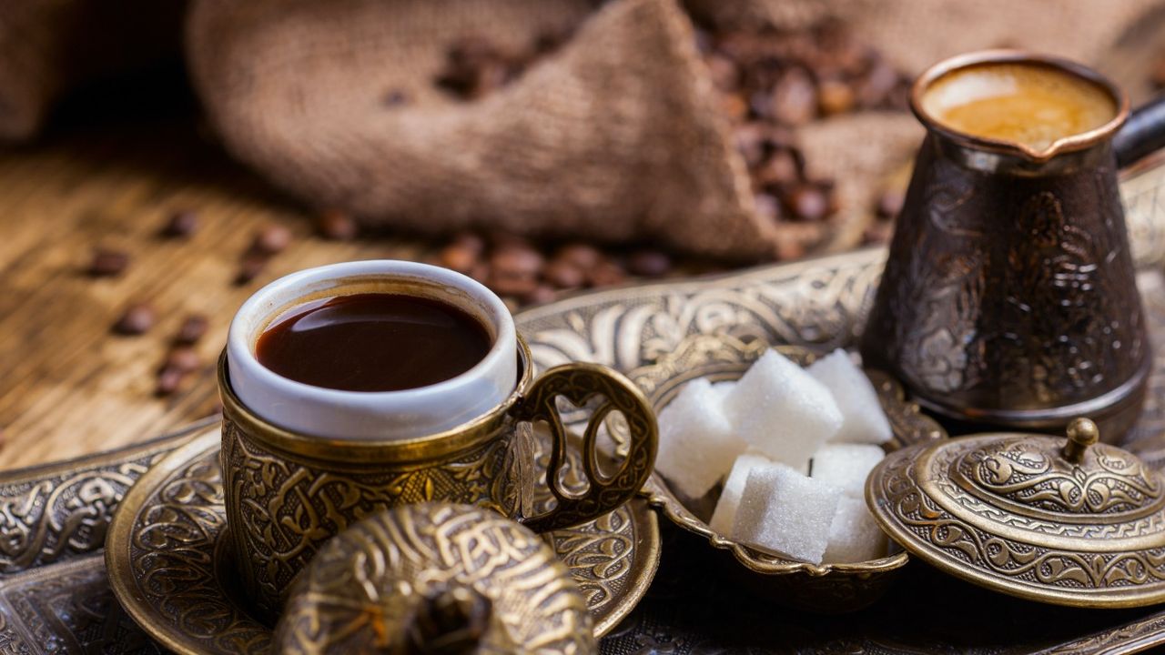 Türk kahvesini sabun gibi köpürten taktik! Herkes bu sırrı öğrenmek isteyecek