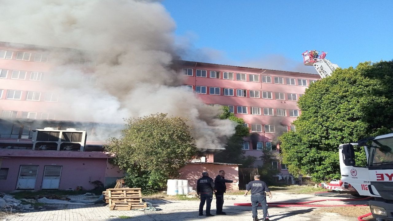 Adana'da eski devlet hastanesinde yangın çıktı