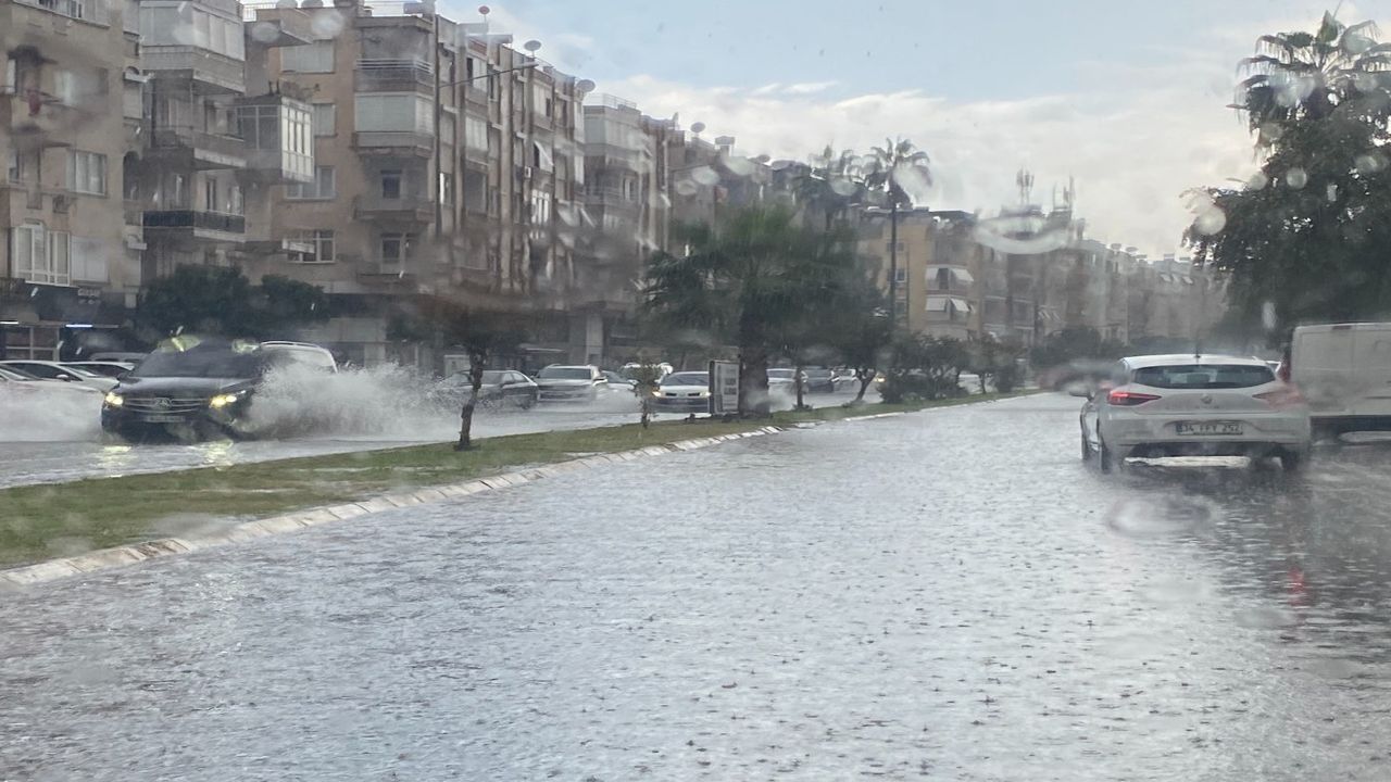 Antalya ve Muğla'da yollar göle döndü