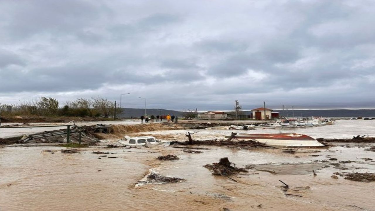 Bodrum ve Çanakkale'yi Sel Vurdu