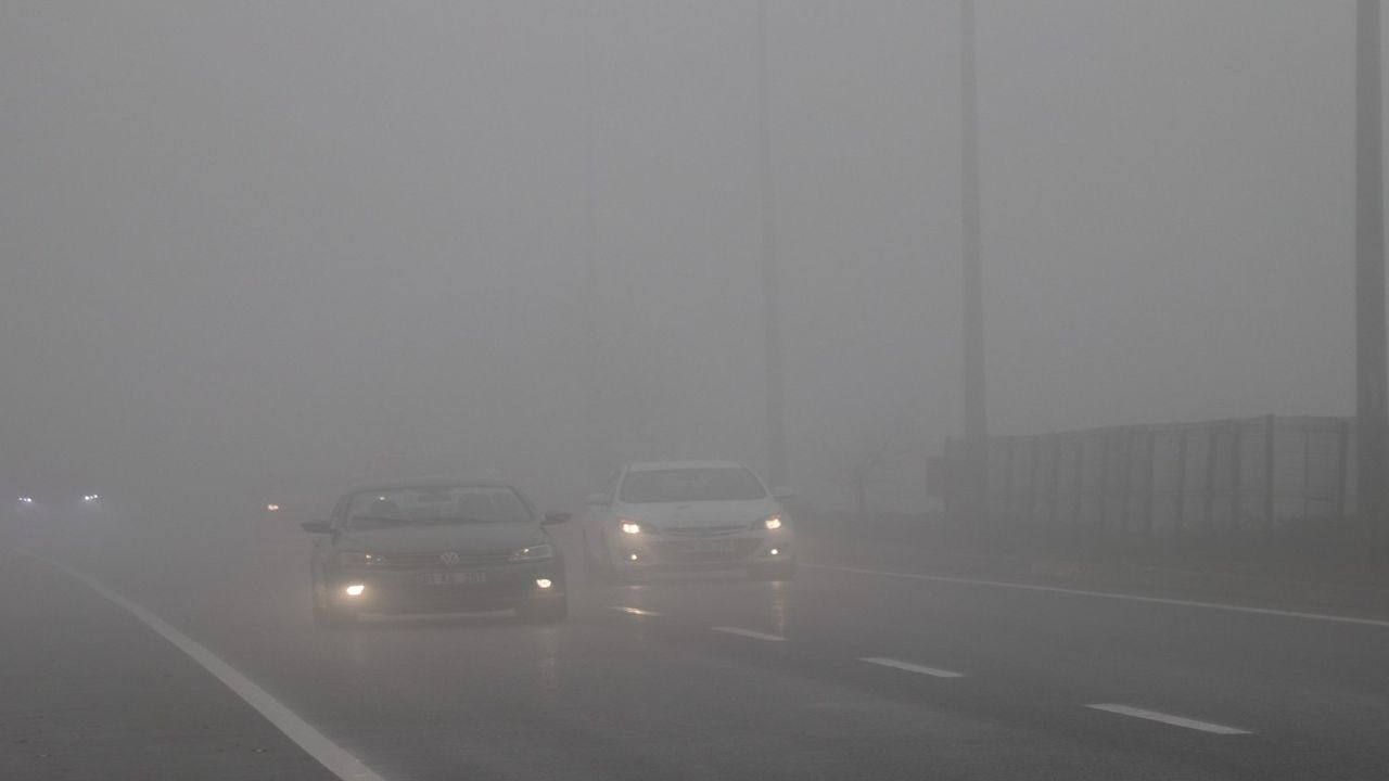 Bolu, Düzce ve Karabük'ü sis Ssardı: Görüş mesafesi kısıtlandı