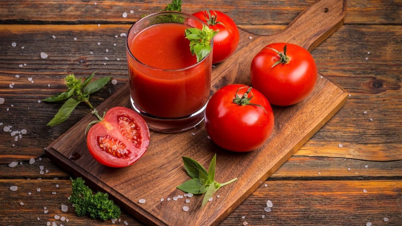Güzelliğinizin sırrı tek bir domateste gizli! Domatesi ezip içine bir kaşık ekleyin: Ay gibi parlayacaksınız