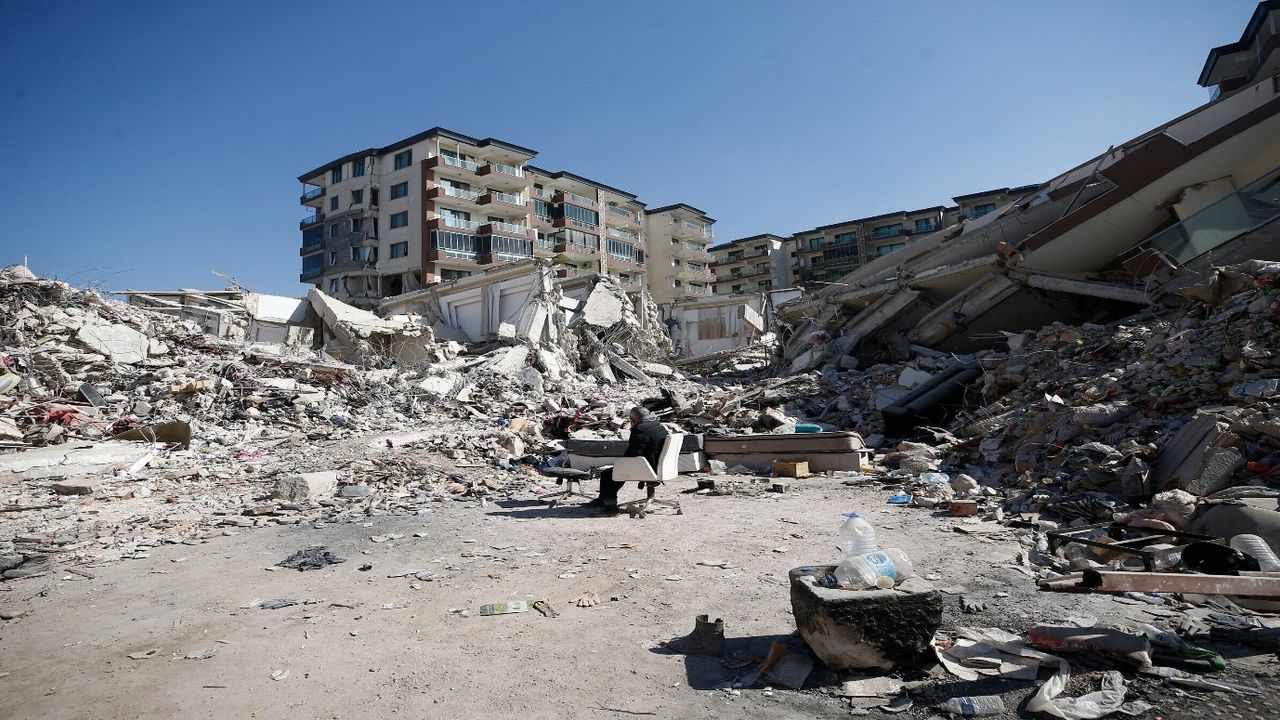 Hatay'da depremden etkilenen hasarlı 4 bina yıkıldı!